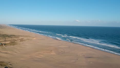 Efecto-De-Corona-En-La-Playa-Costera-De-Rocha-Uruguay,-Corona-Provoca-Que-Las-Playas-Costeras-Queden-Vacías