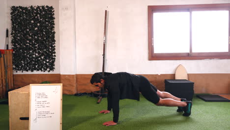Der-Muskeltrainer-Führt-Während-Des-Online-Trainings-Plankenübungen-Durch-Und-Beginnt-Mit-Liegestützen