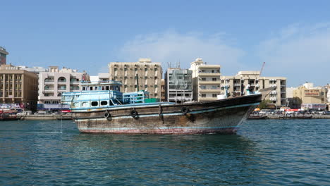Traditionelles-Hölzernes-Transportschiff-Im-Hafen-Von-Dubai-Deira-Creek