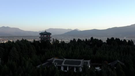 Schöne-Chinesische-Stadt-Lijiang,-Morgensonnenaufgang-Vogelperspektive