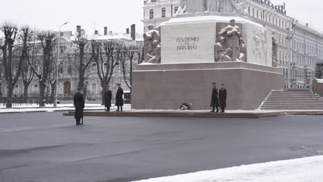 Guardias-De-Honor-Cambiando-De-Turno-En-El-Monumento-A-La-Libertad-En-Riga,-Letonia,-Plano-General