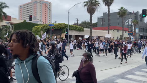 Demonstranten-Von-Black-Lives-Matter-Marschieren-Mit-Masken-Durch-Die-Straßen-Von-Los-Angeles