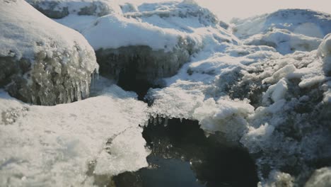 Sonnenlicht-Durch-Eisformationen-Auf-Gefrorene-Felsen-Im-See