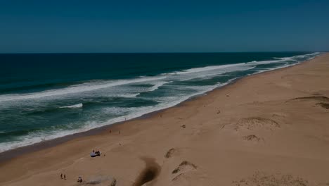 Riesige-Ozeanwelle,-Die-In-Der-Küstenlinie-Von-Rocha-Uruguay-Fließt