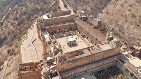 Weite-Sicht-Auf-Den-Innenhof-Und-Den-Garten-Von-Amber-Fort-In-Jaipur,-Rajasthan,-Indien---Kamerafahrt-Aus-Der-Luftbahn