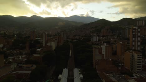 Tren-Que-Llega-A-La-Estación-De-Metro-Durante-La-Hora-Dorada-En-La-Ciudad-Colombiana-De-Medellín