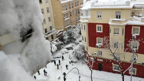 Madrids-Straße-Voller-Schnee-Von-Einem-Fenster-Aus-Gesehen