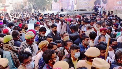 people-gather-to-watch-the-coronation-of-new-king-at-the-front-of-Jaisalmer-fort-not-letting-car-pass-of-the-kings-guest