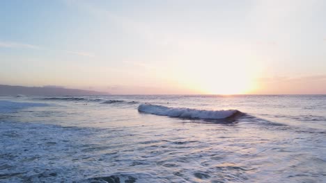 Menschen-Schwimmen-Und-Surfen-Im-Meer-Mit-Wellen-Während-Des-Wunderschönen-Sonnenuntergangs-In-Der-Nordküste,-Oahu,-Hawaii