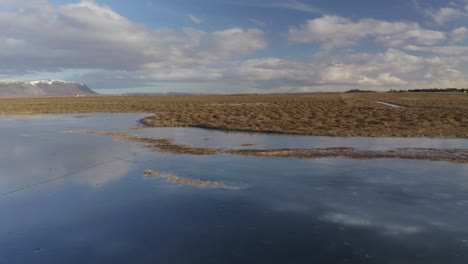 Vista-Panorámica-Del-Pacífico-Río-Olfusa-En-Islandia-Bajo-El-Brillante-Cielo-Nublado---Toma-Amplia
