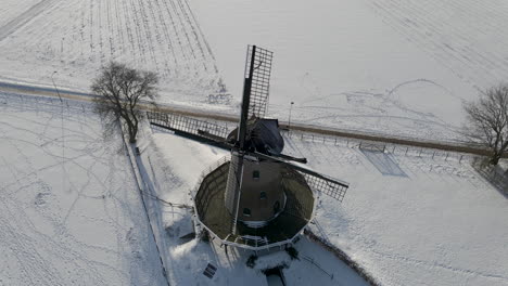 Ausleger-Der-Traditionellen-Windmühle-In-Ländlicher,-Schneebedeckter-Landschaft