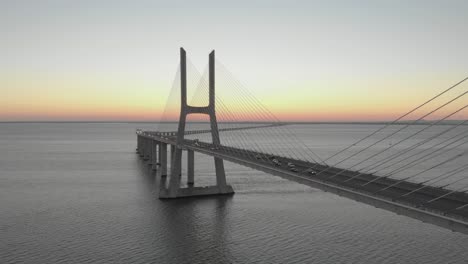 Erstaunlicher-Blick-Auf-Die-Brücke-Vasco-Da-Gama-Bei-Sonnenuntergang,-Lissabon-In-Portugal