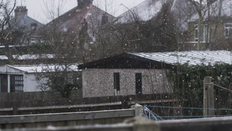 Nieve-Cayendo-Sobre-Jardines-Traseros-Residenciales-Y-Garajes-En-Grada
