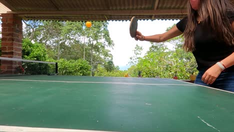 Frau-Spielt-Tischtennis-Im-Freien-In-Bogota,-Kolumbien