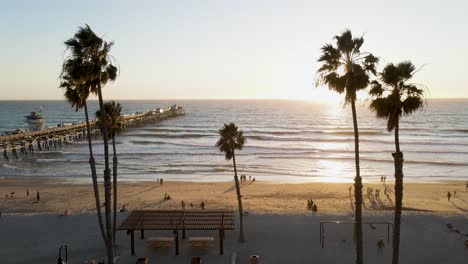 Spielplatz-Und-Strand-Bei-Sonnenuntergang-In-San-Clemente-Pier-Beach,-Kalifornien,-Breite-Statische-Aufnahme-Aus-Der-Luft