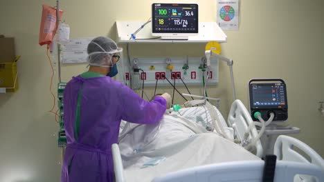 Un-Paciente-Con-Un-Respirador-Debido-A-La-Variante-Brasileña-Covid-P1-Es-Atendido-Por-Médicos