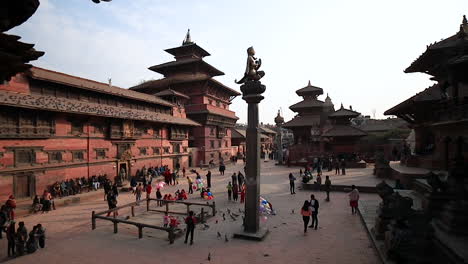 Silueta-Bandada-De-Pájaros-Vuelan-En-Cámara-Lenta-En-La-Plaza-Patan-Durbar,-Katmandú,-Nepal