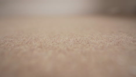 Schließen-Makro-Ansicht-Fokus-Und-Unscharf-Teppich-Bodenabdeckung-Im-Haus-Zimmer-In-Cambridge-England
