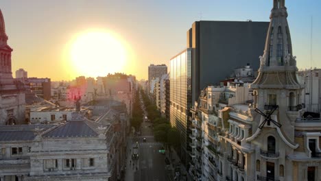 Aerial-Dolly-Links-Vom-Kaffeehausturm-El-Molino-Und-Dem-Argentinischen-Kongressgebäude-Bronzekuppel-Bei-Sonnenuntergang,-Buenos-Aires