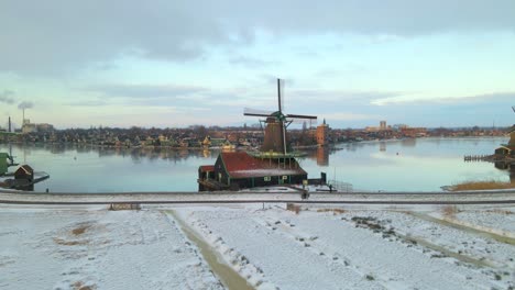 Historische-Farbmühle-Steht-Im-Winter-Am-Ufer-Des-Flusses-Zaan-In-Den-Niederlanden