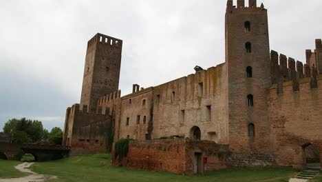 Panoramablick-Auf-Die-Mittelalterlichen-Verteidigungsmauern-Der-Stadt-Montagnana,-Padua,-Italien