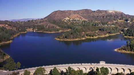 Wide-aerial-shot-of-Lake-Hollywood-in-the-Hollywood-Hills