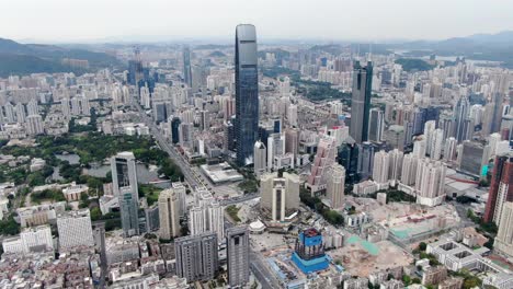 Vista-Aérea-Sobre-El-Paisaje-Urbano-De-Shenzhen-Con-Un-Desarrollo-Urbano-Masivo-Y-Rascacielos