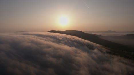 Las-Nubes-De-La-Madrugada-Se-Desplazan-Sobre-Las-Montañas-En-Co-Kerry-Irlanda-Mientras-El-Sol-Brilla-Durante-El-Verano