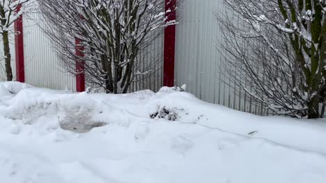 Dicke-Schneebedeckte-Straße-An-Einem-Wintertag---Schwenkende-Mittlere-Aufnahme