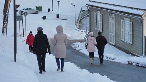 La-Gente-Caminaba-Sobre-La-Nieve-En-Invierno