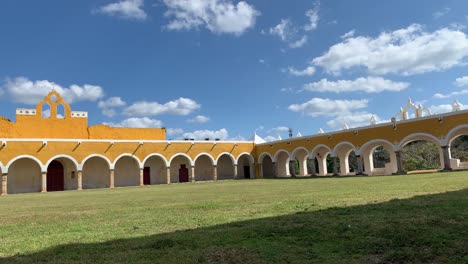 Timelapse-in-Izamal-convent-in-Mexico-at-midday