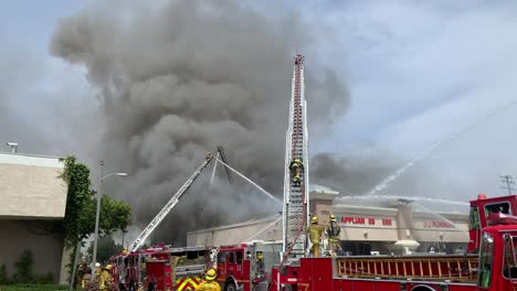 Rauchfahne-Eines-Großen-Gebäudebrandes