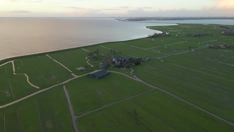 Hermoso-Paisaje-Rural-En-Holanda-Con-Tierras-De-Cultivo-Verdes-En-La-Isla-De-Marken