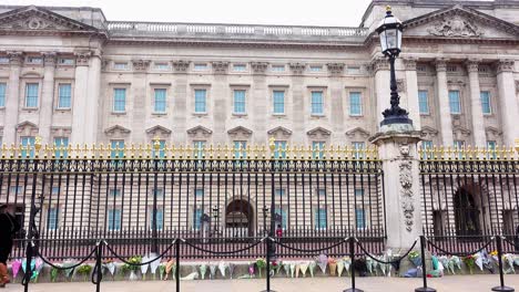 People-gathering-at-Buckingham-Palace-in-London-to-lay-wreathes-to-honour-the-passing-of-Prince-Philip-the-Duke-of-Edinbrurgh