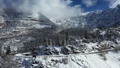 Luftaufnahme-Der-Landstraße-In-Der-Weißen-Winterlandschaft-Der-San-Juan-Mountains-Colorado-Usa
