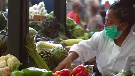 Latin-employee-working-in--grocery-market