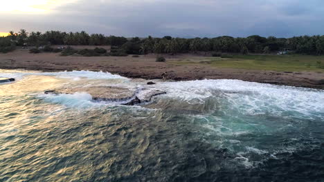 Vista-Aérea-De-Drones-Sobre-Las-Olas,-Hacia-El-Mar-Interminable-En-La-Playa-De-Playa-Los-Cuadritos,-En-República-Dominicana