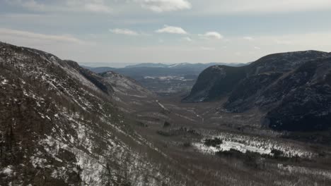 Landschaft-Der-Felsigen-Berglandschaft-Im-Winter-In-Mont-Du-Dome,-Quebec,-Kanada