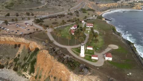 Point-Vicente-Leuchtturm-Und-Wellen-Brechen-Auf-Klippen,-Kalifornien