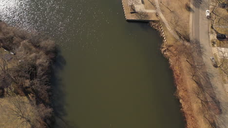 Eine-Luftaufnahme-Eines-Teichs-In-Einem-Vorort-Auf-Long-Island,-Ny