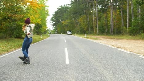 Junges-Mädchen-Mit-Inline-Skates-Auf-Der-Straße,-Das-Spaß-Beim-Handstand-Hat