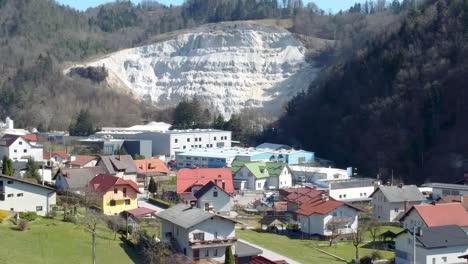 Traditionelles-Slowenisches-Dorf-Und-Steiler-Berghintergrund,-Charmante-Stadtflucht,-Antenne