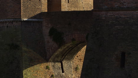 Este-Castle-in-Ferrara,-Italy,-UNESCO-World-Heritage-Site,-medium-shot-tilt-up