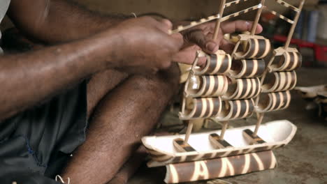 Un-Hombre-Tribal-En-El-Distrito-Dang-Está-Ocupado-Construyendo-Réplicas-De-Barcos-De-Bambú
