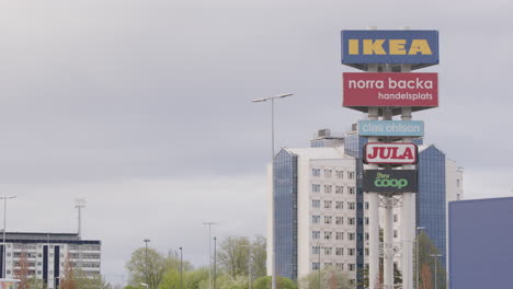 Ikea-Und-Andere-Ketten-Zeigen-Ihre-Namen-Vor-Hochhäusern