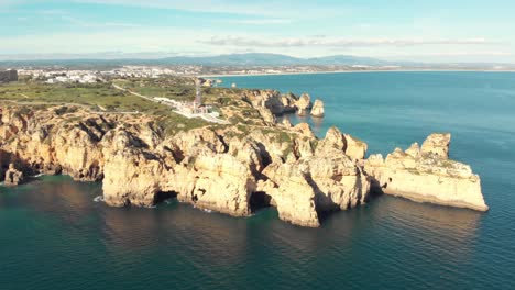 Leuchtturm-Auf-Der-Landspitze-Von-Ponta-Da-Piedade-In-Lagos,-Algarve,-Portugal---Breite-Luftbild-panoramaaufnahme