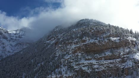 Luftaufnahme,-Wolken-über-Steilen-Schneebedeckten-Hügeln-Der-San-Juan-berge-In-Der-Nähe-Von-Ouray,-Colorado-Usa
