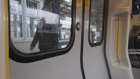 Tren-De-La-Línea-Del-Distrito-Subterráneo-De-Londres-Tirando-Hacia-La-Estación-De-Tren-Turnham-Green-Desde-El-Interior
