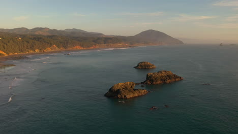 Drohne-über-Beleuchteten-Meeresstapeln-Bei-Sonnenuntergang-An-Der-Küste-Von-Oregon
