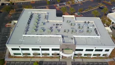 Luftseitenansicht-Von-Bürogebäuden-Und-Dächern-Mit-Palmen
